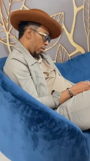 Deitrick Haddon Instagram - Hey @domerella why can't I shake loose from this hat? 👀 I wear it with everything ever since you bought it for my birthday.🤣 There is something about this hat that settles my spirit. I have waaay better looking hats but whoever made this one must be anointed. 
I'm about to put it on now and it doesn't match anything I have on. 🎩 🤦🏾‍♂️ 🤣🤣🤣
Anyway hey everybody what's cracking today?? Leave a comment!!