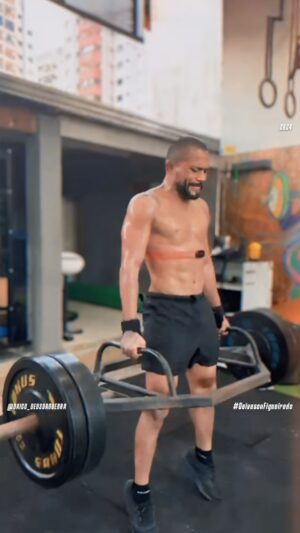 Deiveson Figueiredo Instagram - Cada dia de treino é um passo em direção ao meu melhor, e cada desafio é uma oportunidade de crescimento. Assim foi minha preparação!

Estou pronto. I’m ready. 🔥

@ufc_brasil 
@ufcfightpassbr 
@pitbullbrothers 
@chikaofreitas 
@blazejogue 

#DeivesonFigueiredo #DaicoDeusDaGuerra #TeamFigueiredo #UFCBR #MMA #UFC300 #NatalRN #BelémDoPará