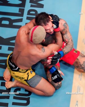 Deiveson Figueiredo Instagram - 🇧🇷 Além de darmos um show no UFC 300, demonstramos paixão pelo o que fazemos e acima de tudo respeito. 

Certamente uma única luta não define toda a história de um lutador e nesta noite senti o quão incrível meu adversário era, pelo teu valor na organização e desempenho na luta.

No nosso primeiro round pude sentir teu potencial e tive que mudar minha estratégia pra vencer, e assim como te falei no final, não desista @cody_nolove, foi uma honra dividir o octógono contigo irmão. Máximo respeito.

🇺🇸 In addition to putting on a show at UFC 300, we demonstrated passion for what we do and, above all, respect.

Certainly a single fight does not define the entire history of a fighter and tonight I felt how incredible my opponent was, due to your value in the organization and performance in the fight.

In our first round I could feel your potential and I had to change my strategy to win, and just like I told you at the end, don’t give up @cody_nolove, it was an honor to share the octagon with you brother. Maximum respect.

@ufc 
@ufc_brasil 
@danawhite 

#DeivesonFigueiredo #DaicoDeusDaGuerra #TeamFigueiredo #UFC #UFCBR #MMA #UFC300 #BelémDoPará