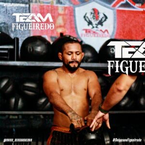 Deiveson Figueiredo Instagram - Para aprimorar a força, a resistência e o condicionamento físico, a @teamfigueiredo.ofc tem o espaço perfeito: a área de cross. 🔥

É aqui que treino de forma intensa e focada para alcançar meus objetivos. 👊🏽

#DeivesonFigueiredo #UFC #UFCBrasil #TeamFigueiredo #Cross #Resistência