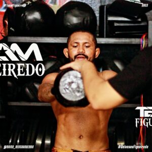 Deiveson Figueiredo Instagram - Para aprimorar a força, a resistência e o condicionamento físico, a @teamfigueiredo.ofc tem o espaço perfeito: a área de cross. 🔥

É aqui que treino de forma intensa e focada para alcançar meus objetivos. 👊🏽

#DeivesonFigueiredo #UFC #UFCBrasil #TeamFigueiredo #Cross #Resistência