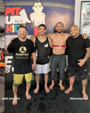 Deiveson Figueiredo Instagram - Me preparar para mais um evento épico ao lado dessa galera está sendo uma experiência incrível.

Obrigado a todos por me receberem de braços abertos e por fazerem parte dessa jornada. 🙏🏼

@patriciopitbull 
@patrickypitbull 
@pitbullbrothers 
@chikaofreitas 
@blazejogue 

#DeivesonFigueiredo #DaicoDeusDaGuerra #TeamFigueiredo #UFCBR #MMA #UFC300 #NatalRN #BelémDoPará