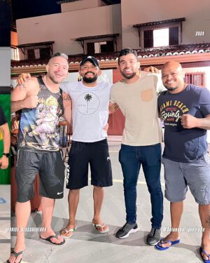 Deiveson Figueiredo Instagram - Me preparar para mais um evento épico ao lado dessa galera está sendo uma experiência incrível.

Obrigado a todos por me receberem de braços abertos e por fazerem parte dessa jornada. 🙏🏼

@patriciopitbull 
@patrickypitbull 
@pitbullbrothers 
@chikaofreitas 
@blazejogue 

#DeivesonFigueiredo #DaicoDeusDaGuerra #TeamFigueiredo #UFCBR #MMA #UFC300 #NatalRN #BelémDoPará