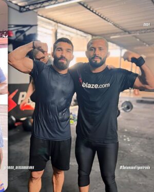 Deiveson Figueiredo Instagram - Me preparar para mais um evento épico ao lado dessa galera está sendo uma experiência incrível.

Obrigado a todos por me receberem de braços abertos e por fazerem parte dessa jornada. 🙏🏼

@patriciopitbull 
@patrickypitbull 
@pitbullbrothers 
@chikaofreitas 
@blazejogue 

#DeivesonFigueiredo #DaicoDeusDaGuerra #TeamFigueiredo #UFCBR #MMA #UFC300 #NatalRN #BelémDoPará