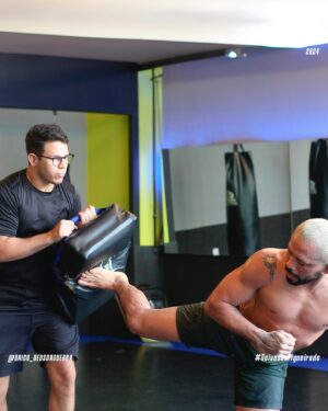 Deiveson Figueiredo Instagram - Preparação é a chave do meu desempenho nas lutas! 👊🏽

Em dia de treino, aqui não tem moleza. Vamo pra cima! 💪🏽

@jogueblaze 
@teamfigueiredo.ofc 
@coephysio 

#DeivesonFigueiredo #DaicoDeusDaGuerra #Treino #Desempenho #UFCBrasil #MMA #OCampeãoVoltou