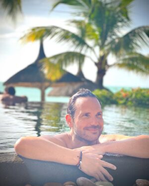 Delphine McCarty Instagram - Mari heureux, enfant joyeux, oiseaux curieux…les vacances au @royalpalmbeachcomber sont décidément bien douces…🌴💛🐠💛🌴

#royalpalmbeachcomberluxury #mauritius 

Ps:Tu nous manques @dadalebandit 😎❤️😎