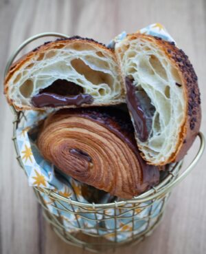 Delphine McCarty Instagram - Nous les basques on appelle ça une chocolatine…dans d’autres régions on appelle ça un pain au chocolat…bla-bla-bla on peut en débattre 120 ans 🥸. 
Le plus simple c’est de l’appeler une dinguerie non?🤪

#chocolatine
#painauchocolat 
#boulangeriemichalak
#60ruedufbgpoissonniereparis
@christophe_michalak