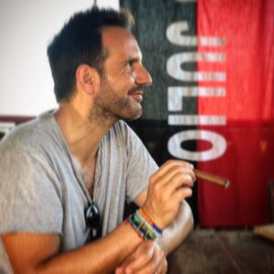 Delphine McCarty Instagram - Bon dans la vraie vie tu ne fumes pas, on est encore moins à Cuba, 😁 mais bon j’adore cette photo de toi! Alors Joyeux Anniversaire toa toa mon tout mon toit !❤️🍃❤️🍃❤️