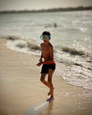 Delphine McCarty Instagram - Mari heureux, enfant joyeux, oiseaux curieux…les vacances au @royalpalmbeachcomber sont décidément bien douces…🌴💛🐠💛🌴

#royalpalmbeachcomberluxury #mauritius 

Ps:Tu nous manques @dadalebandit 😎❤️😎