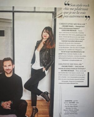 Delphine McCarty Instagram - De façon tout à fait exceptionnelle je fais un post commun sur mon compte et celui de Christophe car j’ai lu tous vos commentaires sur son post concernant mon gros pépin de santé récent…

Alors, voilà du fond du cœur un immense merci pour tous vos messages tellement gentils. Cela m’a ému à un point que vous n’imaginez pas. Sachez que dans l’état assez moyen ( et je pèse mes mots😁) dans lequel j’étais, vos mots m’ont tout simplement gonflé le cœur. Donc pour cela…MERCI 😍

Je rebondis également sur le message de Christophe sur le personnel soignant . Moi aussi je voudrais lui rendre un immense hommage. C’est vraiment un univers rempli de personnes merveilleuses, qui ont une capacité de soutien, d’écoute, de réconfort incroyable . Bravo à vous tous, à tous les niveaux, à tous les postes, quel beau métier vous faites, quel courage vous avez! 🙏🏻
Merci beaucoup à tous ceux qui m’ont soutenu et soigné pendant ces 8 jours d’hospitalisation extrêmement difficiles🧡
J’en profite pour remercier tous les membres de « l’équipe Michalak » pour leurs messages si mignons! Rhalala, franchement vous êtes trop forts pour me faire verser une petite larmichette, bande de crapules 💓

Et à vous tous, ma famille, mes amis proches et lointains, de mon ancienne  et nouvelle vie (mais qui me donnent l’impression d’être la depuis toujours tellement vous remplissez désormais ma vie et mon cœur) que dire de vos messages, fleurs, attentions …merci bien sûr du fond du cœur mais aussi vous dire que vous m’avez permis de ne pas flancher et de m’accrocher à tout cet amour pour ne pas me noyer de douleur et de fatigue. Bref, chaque mot a touché mon cœur qui avait bien besoin de toute cette tendresse. Alors merci, je n’oublierai jamais…🙏🏻

Et je terminerais par toi mon 💕.
 Comment traverser tout cela sans un amour aussi solide et solaire que le tien? Je ne sais pas à quoi la vie ressemblerait sans toi mais je sais à quoi elle ressemble à tes côtés.  Elle est belle, sucrée, pétillante ! Tu m’inspires, me fais rire…bref, que te dire…? Sinon ce que tu lis dans mes yeux chaque jour ❤️

Sur ce je retourne me reposer et je vous embrasse tous très fort…🌿

Delphine.