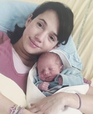 Delphine McCarty Instagram - 19 années de toi 💛
Je n’imaginais pas.
Et pourtant.
Une vie sans toi ça serait quoi? 🫣
Happy birthday mon coeur.
@dadalebandit forever 💙