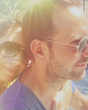 Delphine McCarty Instagram - De façon tout à fait exceptionnelle je fais un post commun sur mon compte et celui de Christophe car j’ai lu tous vos commentaires sur son post concernant mon gros pépin de santé récent…

Alors, voilà du fond du cœur un immense merci pour tous vos messages tellement gentils. Cela m’a ému à un point que vous n’imaginez pas. Sachez que dans l’état assez moyen ( et je pèse mes mots😁) dans lequel j’étais, vos mots m’ont tout simplement gonflé le cœur. Donc pour cela…MERCI 😍

Je rebondis également sur le message de Christophe sur le personnel soignant . Moi aussi je voudrais lui rendre un immense hommage. C’est vraiment un univers rempli de personnes merveilleuses, qui ont une capacité de soutien, d’écoute, de réconfort incroyable . Bravo à vous tous, à tous les niveaux, à tous les postes, quel beau métier vous faites, quel courage vous avez! 🙏🏻
Merci beaucoup à tous ceux qui m’ont soutenu et soigné pendant ces 8 jours d’hospitalisation extrêmement difficiles🧡
J’en profite pour remercier tous les membres de « l’équipe Michalak » pour leurs messages si mignons! Rhalala, franchement vous êtes trop forts pour me faire verser une petite larmichette, bande de crapules 💓

Et à vous tous, ma famille, mes amis proches et lointains, de mon ancienne  et nouvelle vie (mais qui me donnent l’impression d’être la depuis toujours tellement vous remplissez désormais ma vie et mon cœur) que dire de vos messages, fleurs, attentions …merci bien sûr du fond du cœur mais aussi vous dire que vous m’avez permis de ne pas flancher et de m’accrocher à tout cet amour pour ne pas me noyer de douleur et de fatigue. Bref, chaque mot a touché mon cœur qui avait bien besoin de toute cette tendresse. Alors merci, je n’oublierai jamais…🙏🏻

Et je terminerais par toi mon 💕.
 Comment traverser tout cela sans un amour aussi solide et solaire que le tien? Je ne sais pas à quoi la vie ressemblerait sans toi mais je sais à quoi elle ressemble à tes côtés.  Elle est belle, sucrée, pétillante ! Tu m’inspires, me fais rire…bref, que te dire…? Sinon ce que tu lis dans mes yeux chaque jour ❤️

Sur ce je retourne me reposer et je vous embrasse tous très fort…🌿

Delphine.