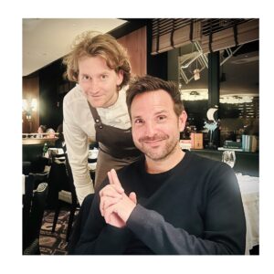 Delphine McCarty Instagram - Énormément de gentillesse et de talent dans une même photo!!! 🤗🤗🤗

Deux pâtissiers  si doués et tellement heureux de se voir à chaque fois, ça fait vraiment chaud au cœur…🧡

J’avais vraiment besoin de passer une bonne soirée, et bien voilà c’est fait!😌
@christophe_michalak 
@maxime.frederic 

Avec mon @dadalebandit 💞