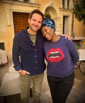 Delphine McCarty Instagram - Il y a des journées plus douces que d’autres, des rencontres plus lumineuses que d’autres!✨✨✨ Christophe connaissait déjà @georgiana_viou Moi je n’avais pas cette chance …et bien voila…un petit détour du côté de cette magnifique ville de Nîmes et c’est fait! Cette cheffe est non seulement super talentueuse mais c’est surtout une tellement belle personne 💕Alors voilà maintenant que l’on connaît son bistrot on va très mais alors très très vite aller découvrir son restaurant gastronomique ( elle vient de décrocher une étoile ⭐️) @rouge_nimes 
Mais qu’est-ce que j ai aimé cette petite parenthèse !!! 
Ps: et pour info pour ceux que ça intéresse les deux restaurants sont situés dans un hôtel à tomber par terre de beauté 🤪🤪🤪 On n’y a pas dormi mais je pense que ça doit être dingue!(@margaret_hotelchouleur)