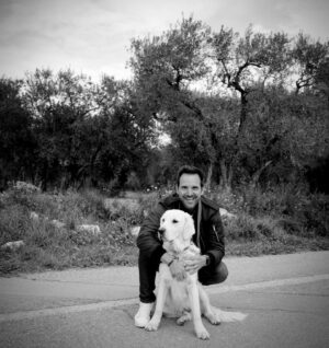 Delphine McCarty Instagram - Pas de flaque de boue à l’horizon…tout beau tout blanc le temps de prendre une photo avec son meilleur pote 😁!
Marcel forever💛
#goldenretriever 
@chiotgoldenretriever