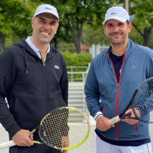 Delphine McCarty Instagram - Deuxième entraînement pour Christophe pour #starssetetmatch pour soutenir l’association @sosautismefrance !!!
Et ce coup-ci petite surprise le coach s’appelle ...Cédric Pioline!!!🤩🤩🤩 Ça se voit qu’il est heureux  non??😁😁😁#rolandgarros @lacoste