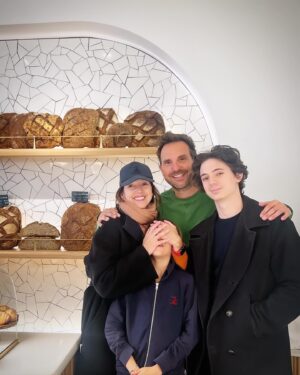 Delphine McCarty Instagram - Ça y est !! 7 semaines après mon petit « couac » 😉 nous voici enfin tous les 4 réunis à Paris. Même si je suis encore fatiguée et pas au top de ma forme 😋, j’ai sauté de joie et fait des bonds en découvrant enfin avec du retard notre nouvelle boutique rue Étienne Marcel!!! Non mais Wouah @mariederoudilhe ( notre architecte) quelle merveille, tu es trop douée!! 💚💛💚
Et pour fêter ça nous avons tout dévoré ( surtout la petite personne cachée sous mes mains…😁).
Bref…très très contente et « presque » en pleine forme 💛🌿💛