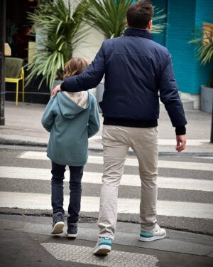 Delphine McCarty Instagram - Je ne pensais pas en mettant en story cette photo que je trouvais mignonne il y a deux jours, que je recevrais autant de messages !!! Alors déjà merci c’est vraiment très gentil 😊 Je vais donc répondre ici, ça sera plus simple. Oui Christophe va beaucoup mieux, ça ressemble à la fin du tunnel 🤩🤩🤩 mais bon il a encore 3 séances de kiné plus 1 d’osteo par semaine donc y’a  encore du boulot!💪🏻💪🏻💪🏻 Mais bon pour ceux qui le connaissent vous savez bien qu’il a un mental en acier ⚡️💛⚡️💛⚡️ Et oui je suis d’accord Victor est très mignon comme petite béquille 😂😂😂 Bref voilà pour les nouvelles, et merci encore pour les gentils petits messages!🌷💫🌷