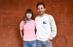 Delphine McCarty Instagram - Petit souvenir de la semaine!
Rdv incontournable de l’année. 💛🐊💛
Merci pour cette belle journée @johannegilbert33 et @lacoste 🐊🐊🐊
Ps:  a votre avis qui 3 jours plus tard ne s’est toujours pas remis de la défaite de son petit  Djoko chéri ???🤪🤪🤪