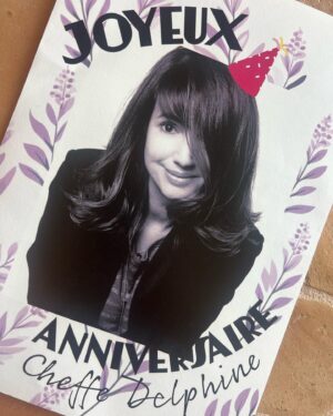 Delphine McCarty Instagram - Ce post est un message personnel à toute l’équipe qui m’a envoyé cette carte que je n’ai découverte qu’hier soir…🧡Merci merci merci !!!! Vos messages m’ont beaucoup fait rire ( bravo aux  2 Jean-Michel, au fayot et à la tueuse de plantes vertes 😁) et m’ont aussi beaucoup mais vraiment beaucoup touché (limite la petite larmichette pour certains☺️)…bref, c’est un vrai cadeau cette carte!! Vous êtes tous différents, tous indispensables, tous uniques en votre genre…je souhaite à tout le monde une équipe pareille! Vivement le 11 janvier qu’on fasse la fiesta ensemble !🤗❤️🤗 Encore merci, vraiment vraiment ! Des bisouxxxx!! 💫💫💫💫💫💫💫