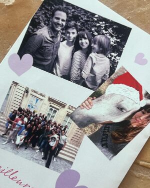Delphine McCarty Instagram - Ce post est un message personnel à toute l’équipe qui m’a envoyé cette carte que je n’ai découverte qu’hier soir…🧡Merci merci merci !!!! Vos messages m’ont beaucoup fait rire ( bravo aux  2 Jean-Michel, au fayot et à la tueuse de plantes vertes 😁) et m’ont aussi beaucoup mais vraiment beaucoup touché (limite la petite larmichette pour certains☺️)…bref, c’est un vrai cadeau cette carte!! Vous êtes tous différents, tous indispensables, tous uniques en votre genre…je souhaite à tout le monde une équipe pareille! Vivement le 11 janvier qu’on fasse la fiesta ensemble !🤗❤️🤗 Encore merci, vraiment vraiment ! Des bisouxxxx!! 💫💫💫💫💫💫💫