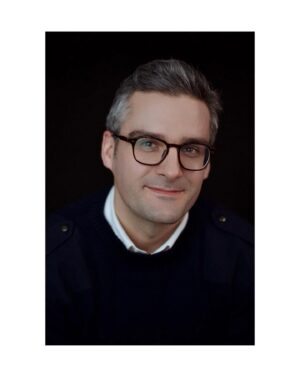 Delphine McCarty Instagram - Toute la gentillesse du monde, c’est ce que l’on pouvait lire dans le regard si doux de Jean-Marie Hiblot...✨✨✨ C’est une immense tristesse d’apprendre son départ aujourd’hui. Je l’ai rencontré en même temps que Christophe. C’était son binôme, son bras droit, son frère de coeur...Et quand je vois le chagrin énorme de tous  ceux qui ont travaillé avec lui, je n’ose même pas imaginer la douleur infinie de ses proches...💔
