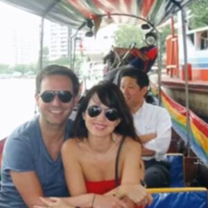 Delphine McCarty Instagram - Je profite de ces photos géniales d’un voyage en Thaïlande d’il y a maintenant 10 ans qu’un ami m’a envoyé hier pour vous remercier tous pour vos messages et vous dire que ouiiii tout s’est très bien passé !🥳 Christophe va bien, ca y est youpiiii plus de vis, plaques et autres bidules dans  sa jambe!  Encore quelques semaines et ça y est tout ça sera  enfin du passé !!! 
Et rien à voir du tout mais un immmmmmmense merci à tous mes amis Maussanais pour leur soutien pendant l’épisode « Marcel » !! Vous êtes les meilleurs 🥰🥰🥰🥰!!!