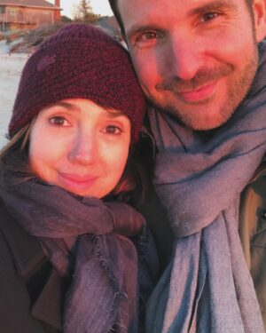 Delphine McCarty Instagram - De façon tout à fait exceptionnelle je fais un post commun sur mon compte et celui de Christophe car j’ai lu tous vos commentaires sur son post concernant mon gros pépin de santé récent…

Alors, voilà du fond du cœur un immense merci pour tous vos messages tellement gentils. Cela m’a ému à un point que vous n’imaginez pas. Sachez que dans l’état assez moyen ( et je pèse mes mots😁) dans lequel j’étais, vos mots m’ont tout simplement gonflé le cœur. Donc pour cela…MERCI 😍

Je rebondis également sur le message de Christophe sur le personnel soignant . Moi aussi je voudrais lui rendre un immense hommage. C’est vraiment un univers rempli de personnes merveilleuses, qui ont une capacité de soutien, d’écoute, de réconfort incroyable . Bravo à vous tous, à tous les niveaux, à tous les postes, quel beau métier vous faites, quel courage vous avez! 🙏🏻
Merci beaucoup à tous ceux qui m’ont soutenu et soigné pendant ces 8 jours d’hospitalisation extrêmement difficiles🧡
J’en profite pour remercier tous les membres de « l’équipe Michalak » pour leurs messages si mignons! Rhalala, franchement vous êtes trop forts pour me faire verser une petite larmichette, bande de crapules 💓

Et à vous tous, ma famille, mes amis proches et lointains, de mon ancienne  et nouvelle vie (mais qui me donnent l’impression d’être la depuis toujours tellement vous remplissez désormais ma vie et mon cœur) que dire de vos messages, fleurs, attentions …merci bien sûr du fond du cœur mais aussi vous dire que vous m’avez permis de ne pas flancher et de m’accrocher à tout cet amour pour ne pas me noyer de douleur et de fatigue. Bref, chaque mot a touché mon cœur qui avait bien besoin de toute cette tendresse. Alors merci, je n’oublierai jamais…🙏🏻

Et je terminerais par toi mon 💕.
 Comment traverser tout cela sans un amour aussi solide et solaire que le tien? Je ne sais pas à quoi la vie ressemblerait sans toi mais je sais à quoi elle ressemble à tes côtés.  Elle est belle, sucrée, pétillante ! Tu m’inspires, me fais rire…bref, que te dire…? Sinon ce que tu lis dans mes yeux chaque jour ❤️

Sur ce je retourne me reposer et je vous embrasse tous très fort…🌿

Delphine.