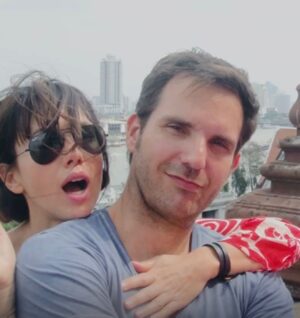 Delphine McCarty Instagram - Je profite de ces photos géniales d’un voyage en Thaïlande d’il y a maintenant 10 ans qu’un ami m’a envoyé hier pour vous remercier tous pour vos messages et vous dire que ouiiii tout s’est très bien passé !🥳 Christophe va bien, ca y est youpiiii plus de vis, plaques et autres bidules dans  sa jambe!  Encore quelques semaines et ça y est tout ça sera  enfin du passé !!! 
Et rien à voir du tout mais un immmmmmmense merci à tous mes amis Maussanais pour leur soutien pendant l’épisode « Marcel » !! Vous êtes les meilleurs 🥰🥰🥰🥰!!!