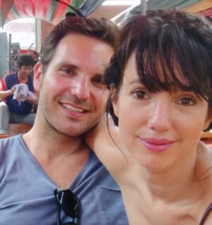 Delphine McCarty Instagram - Je profite de ces photos géniales d’un voyage en Thaïlande d’il y a maintenant 10 ans qu’un ami m’a envoyé hier pour vous remercier tous pour vos messages et vous dire que ouiiii tout s’est très bien passé !🥳 Christophe va bien, ca y est youpiiii plus de vis, plaques et autres bidules dans  sa jambe!  Encore quelques semaines et ça y est tout ça sera  enfin du passé !!! 
Et rien à voir du tout mais un immmmmmmense merci à tous mes amis Maussanais pour leur soutien pendant l’épisode « Marcel » !! Vous êtes les meilleurs 🥰🥰🥰🥰!!!