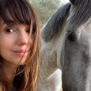 Delphine McCarty Instagram - Bon ben…ça ressemble à la gare d’Avignon donc ça sent la fin des vacances de Pâques!! Bye bye les Alpilles, les ami(e)s chéri(e)s , les couchers de soleil à couper le souffle, l’huile d’olive du moulin de maître Cornille: @moulin.cornille , les déjeuners au @lerelaisducastelet , les brunchs du dimanche  @aux_ateliers, les matinées à l’ @ecurieducastillon, les balades interminables en vtt…La seule bonne nouvelle c’est que Marcel va rester blanc plus de deux heures de suite…on se console comme on peut!😋
💛🍃💛 
#alpilles #provence #amis#olives#soleil 
💛🍃💛