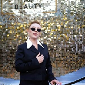 Demet Evgar Instagram - Beni ayakta tutan bastonuma teşekkür ederim🥂

@prada
@bvlgari

#reklam