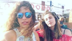 Demet Sevim Instagram - Esiyor🌊
#sistersfromanothermister @ecekerim