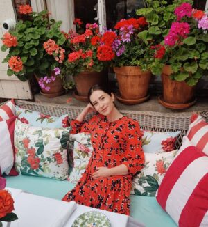 Demet Sevim Instagram - Happy mother to be 🌺