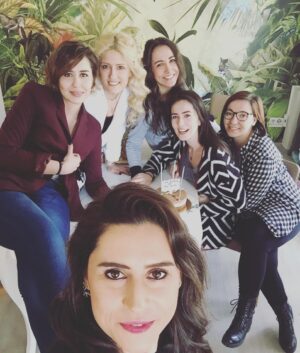 Demet Sevim Instagram - Guzel seyler de geliyor basimiza.. Hep yanimda olan ve destek veren #onemgunalteam kizlarim gecmis dogum gunum icin surpriz yapmislar🙊 iyi ki varlar..
#11mart #birthdayvibes