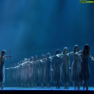 Demián Bichir Instagram - La producción del @englishnationalballet de “Giselle”, en la creación del gran Akram Khan, muestra el poder del arte del ballet en su más alto nivel. Tamara Rojo @rojotamara es un portento de absoluta belleza sobre el escenario, lo sabe muy bien el mundo y el público inglés durante los años que ha estado al frente del @englishnationalballet y muy pronto la podrá presumir San Francisco @sfballet La noche de ayer fue un regalo maravilloso para el alma de todos los que estuvimos ahí en el @bam_brooklyn Qué orgullo ver a mi paisano Isaac Hernández @chapulo7 volar de esa forma, vaya artista tan poderoso. The English National Ballet’s production of Akram Khan’s “Giselle” last night, showed the power of Ballet at its highest level. Tamara Rojo @rojotamara is such a portentous beautiful ballerina, the world and the English people know this very well while she’s been the artistic director of the @englishnationalballet and very soon @sfballet will brag about having her. Last night’s performance at the @bam_brooklyn was a gift to the soul for all of us who attended. What an immense pride to see my fellow countryman Isaac Hernández @chapulo7 fly on that stage. What a powerful artist. Big congrats to the entire company, such wonderful artists.