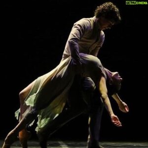 Demián Bichir Instagram - La producción del @englishnationalballet de “Giselle”, en la creación del gran Akram Khan, muestra el poder del arte del ballet en su más alto nivel. Tamara Rojo @rojotamara es un portento de absoluta belleza sobre el escenario, lo sabe muy bien el mundo y el público inglés durante los años que ha estado al frente del @englishnationalballet y muy pronto la podrá presumir San Francisco @sfballet La noche de ayer fue un regalo maravilloso para el alma de todos los que estuvimos ahí en el @bam_brooklyn Qué orgullo ver a mi paisano Isaac Hernández @chapulo7 volar de esa forma, vaya artista tan poderoso. The English National Ballet’s production of Akram Khan’s “Giselle” last night, showed the power of Ballet at its highest level. Tamara Rojo @rojotamara is such a portentous beautiful ballerina, the world and the English people know this very well while she’s been the artistic director of the @englishnationalballet and very soon @sfballet will brag about having her. Last night’s performance at the @bam_brooklyn was a gift to the soul for all of us who attended. What an immense pride to see my fellow countryman Isaac Hernández @chapulo7 fly on that stage. What a powerful artist. Big congrats to the entire company, such wonderful artists.