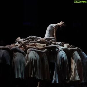 Demián Bichir Instagram - La producción del @englishnationalballet de “Giselle”, en la creación del gran Akram Khan, muestra el poder del arte del ballet en su más alto nivel. Tamara Rojo @rojotamara es un portento de absoluta belleza sobre el escenario, lo sabe muy bien el mundo y el público inglés durante los años que ha estado al frente del @englishnationalballet y muy pronto la podrá presumir San Francisco @sfballet La noche de ayer fue un regalo maravilloso para el alma de todos los que estuvimos ahí en el @bam_brooklyn Qué orgullo ver a mi paisano Isaac Hernández @chapulo7 volar de esa forma, vaya artista tan poderoso. The English National Ballet’s production of Akram Khan’s “Giselle” last night, showed the power of Ballet at its highest level. Tamara Rojo @rojotamara is such a portentous beautiful ballerina, the world and the English people know this very well while she’s been the artistic director of the @englishnationalballet and very soon @sfballet will brag about having her. Last night’s performance at the @bam_brooklyn was a gift to the soul for all of us who attended. What an immense pride to see my fellow countryman Isaac Hernández @chapulo7 fly on that stage. What a powerful artist. Big congrats to the entire company, such wonderful artists.