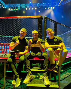 Demian Maia Instagram - 🇧🇷Vocês sabem quantas vezes nós subimos essas escadas ? 🏴󠁧󠁢󠁥󠁮󠁧󠁿Do you know how many times we climb those stairs ? @minotauromma @charlesdobronxs #ufc301 @kingzkimonos