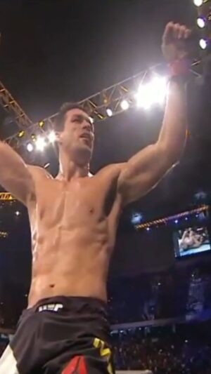 Demian Maia Instagram - 🇧🇷 #tbt do ufc 198 direto de Curitiba

Quando moleque eu sempre pensei em ser jogador de futebol. Acabei virando lutador, mas pude nesse dia realizar o meu sonho de me apresentar em um estádio lotado para mais de 45000 pessoas.

----------------------------------

🇺🇲 #tbt to UFC 198 straight from Curitiba

 When I was a kid, I always thought about being a football player.  I ended up becoming a fighter, but that day I was able to fulfill my dream of performing in a packed stadium for more than 45,000 people.