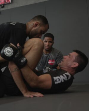 Demian Maia Instagram - O foco é o kimono, pra fazer bonito semana q vem no @bjjstarsoficial . Mas não são todos os dias que temos a oportunidade de treinar com um ídolo, vou aproveitar cada momento que tiver pra melhorar em todos os aspectos do meu jogo. Sou abençoado 🙏🏾
📸 @penalva_e 
-
#dreamart #hyperfly #ycth
