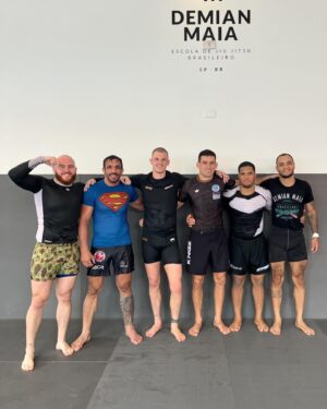 Demian Maia Instagram - O foco é o kimono, pra fazer bonito semana q vem no @bjjstarsoficial . Mas não são todos os dias que temos a oportunidade de treinar com um ídolo, vou aproveitar cada momento que tiver pra melhorar em todos os aspectos do meu jogo. Sou abençoado 🙏🏾
📸 @penalva_e 
-
#dreamart #hyperfly #ycth