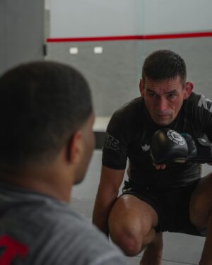 Demian Maia Instagram - O foco é o kimono, pra fazer bonito semana q vem no @bjjstarsoficial . Mas não são todos os dias que temos a oportunidade de treinar com um ídolo, vou aproveitar cada momento que tiver pra melhorar em todos os aspectos do meu jogo. Sou abençoado 🙏🏾
📸 @penalva_e 
-
#dreamart #hyperfly #ycth