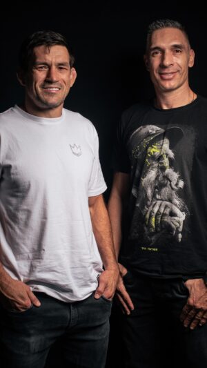 Demian Maia Instagram - “Nada é ao acaso, tanto pra positivo quanto pra negativo”.

No último episódio da temporada, @demianmaia conversa com o ex-goleiro @fernandoprassoficial. Ídolo das torcidas de Palmeiras e Vasco, ele explica como as derrotas ajudaram a forjar sua resiliência no futebol.

Um podcast original do The Players’ Tribune Brasil em parceria com a @centraltres.

Episódio completo no link na bio.