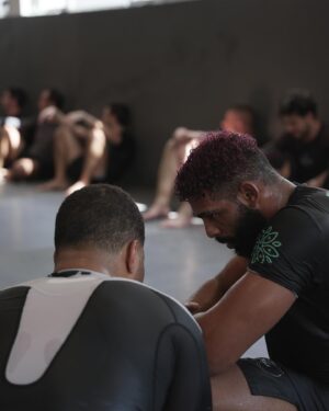Demian Maia Instagram - O foco é o kimono, pra fazer bonito semana q vem no @bjjstarsoficial . Mas não são todos os dias que temos a oportunidade de treinar com um ídolo, vou aproveitar cada momento que tiver pra melhorar em todos os aspectos do meu jogo. Sou abençoado 🙏🏾
📸 @penalva_e 
-
#dreamart #hyperfly #ycth