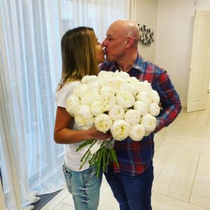 Denis Maydanov Instagram - Как же хорошо, что в нашей жизни есть фото и видео, на которых хранятся дорогие для нас моменты! И да простит меня Маэстро Игорь Николаев @igor_nikolaev_music за этот кавер. Так и хочется спеть:
Белые пионы
В День рождения сына 
Мамочке Наташе 
В знак моей любви, в знак моей любви! 

Спасибо, Любимая!❤️💐💋 @natasha_maydanova С 8-летием Боськи! 

#БелыеПионы #ЖелтыеТюльпаны 
#БоськинаМать #11декабря