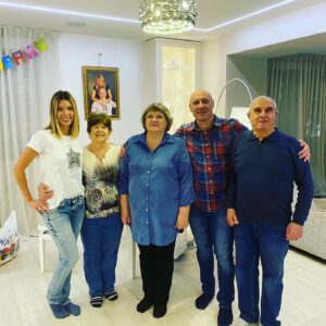 Denis Maydanov Instagram - Наша праздничная семейная банда! Хоть и немного разрозненно, но душевно!))
#МояСемья