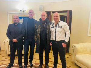 Denis Maydanov Instagram - Люблю Театр Российской Армии за то, что там выход из всех гримерок ведёт в одну точку, где встречаются все. В этот раз одномоментно и неожиданно в центр вышли четыре светлоголовых парня с похожей прической. Остальные присутствующие тут же решили, что этот квартет достоин памятного фото!)
Трофим @zvezdatrof , как всегда, травил шутки и анекдоты (фото 1), знаменитый кремлевский закулисный голос Сергей Мамаев всё пытался начать пафосно произносить фразу «Президент Российской Федерации» (фото 2), Сергей Мазаев @sergeymazaev_official никак не мог определиться на какую камеру смотреть и на всякий случай смотрел на всех сурово (2 и 3), а я просто смотрел в свою камеру! 
Поэтому, все фотки мне и достались!))