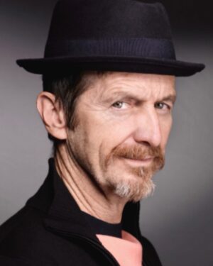 Denis O'Hare Instagram - Dimanche soir 23 juin Colors exceptionnel au Splendid avec en guest l’acteur international francophone Denis O’Hare ⭐️

Avec 50 ans de carrière, un Tony Award et à son actif plusieurs shows à Broadway et à Londres (dont Cabaret et les trois dernières comédies musicales de Stephen Sondheim), 100 films au cinéma dont Swallow, Sans un bruit, Largo Winch, 21 Grammes ou Dallas Byers Club et de grands rôles dans les séries Les Experts, This is Us, American Horror Story, New York Unité Spéciale, True Blood et American Gods, Denis O’Hare est un acteur de référence du cinéma hollywoodien.

Il joue actuellement dans la nouvelle saison de Big Little Lies pour HBO, aux côtés de Meryl Streep et Nicole Kidman.