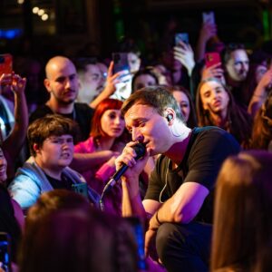 Denis Roabeş Instagram - Eu sunt oglinda voastră, acesta este motivul pentru care sunt mereu fericit când urc pe scenă. Vă mulțumesc pentru tot.❤️
#wearethemotansfam